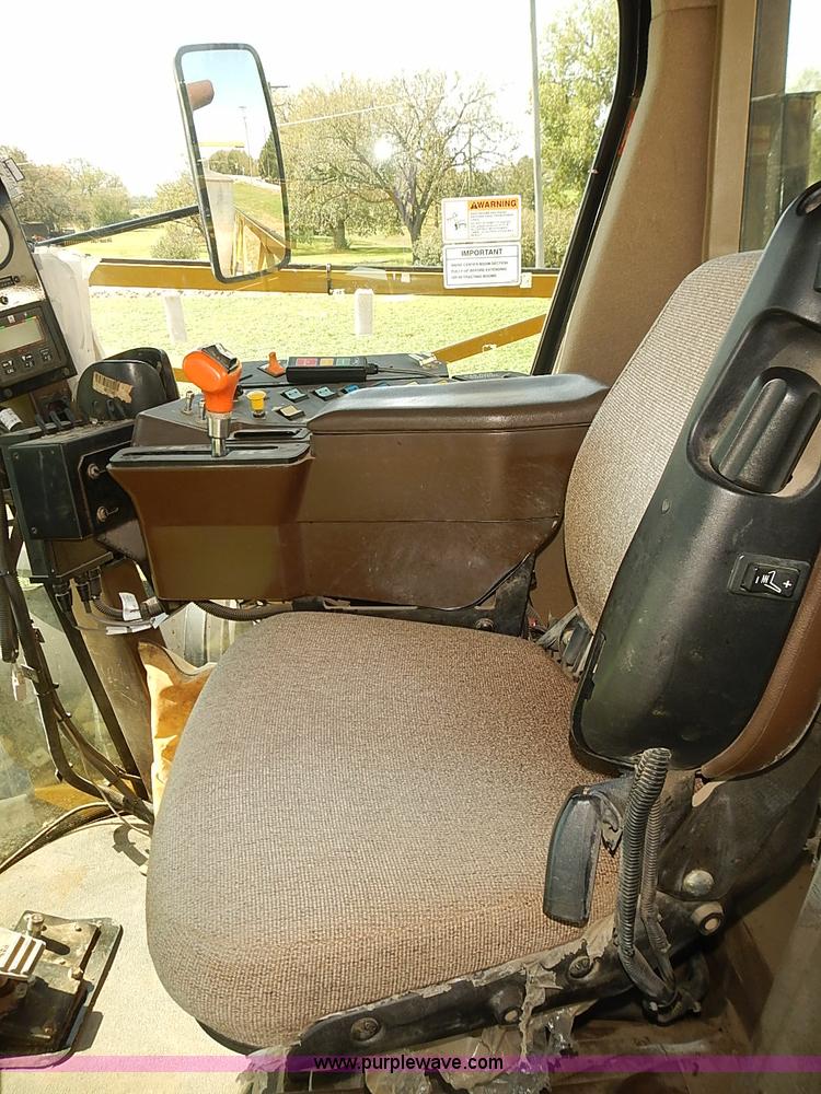 image for item J3063 2007 Ag-Chem RoGator 1074 self-propelled sprayer