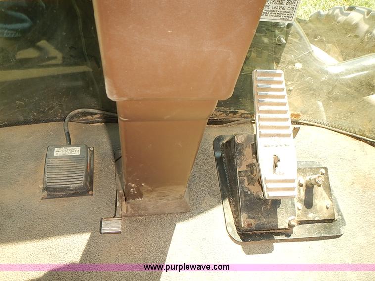 image for item J3063 2007 Ag-Chem RoGator 1074 self-propelled sprayer