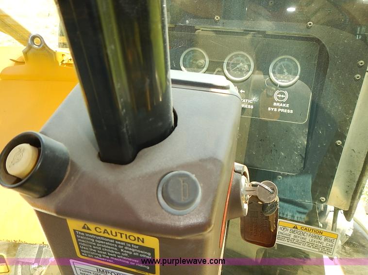 image for item J3063 2007 Ag-Chem RoGator 1074 self-propelled sprayer