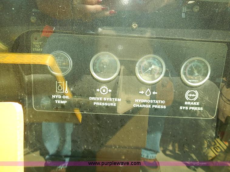 image for item J3063 2007 Ag-Chem RoGator 1074 self-propelled sprayer