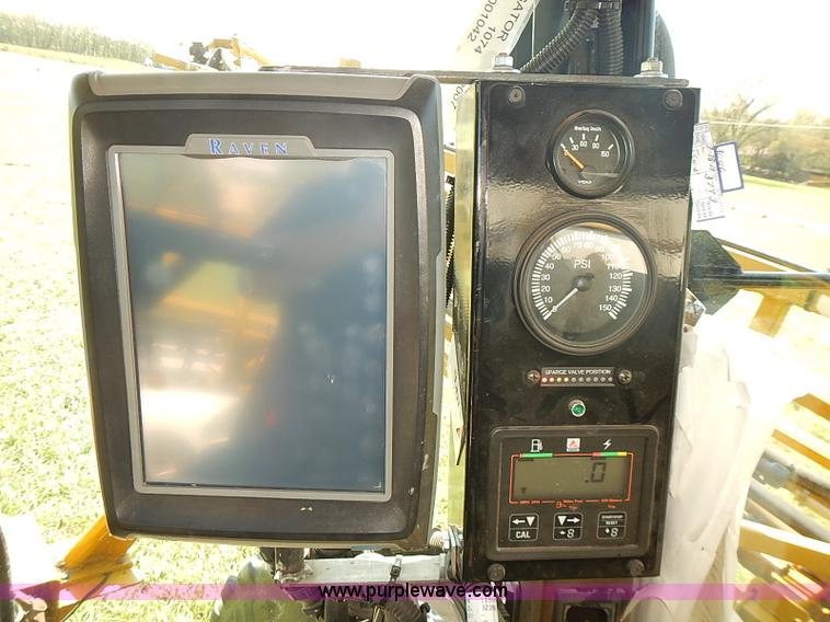 image for item J3063 2007 Ag-Chem RoGator 1074 self-propelled sprayer