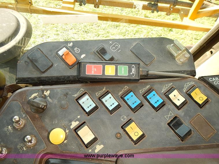 image for item J3063 2007 Ag-Chem RoGator 1074 self-propelled sprayer