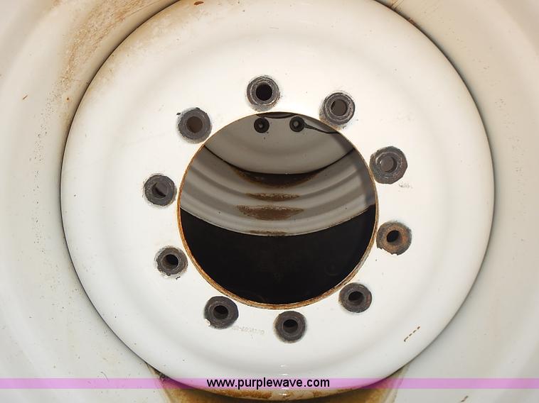 image for item J3063 2007 Ag-Chem RoGator 1074 self-propelled sprayer