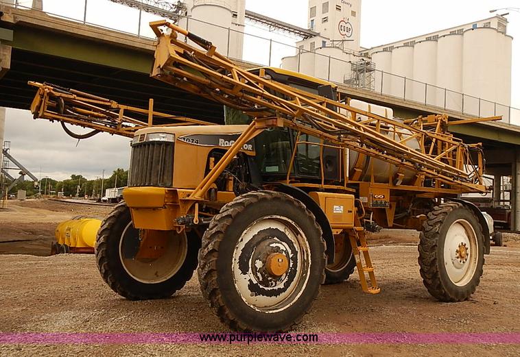 image for item J3077 2007 Ag-Chem RoGator 1074 self-propelled sprayer
