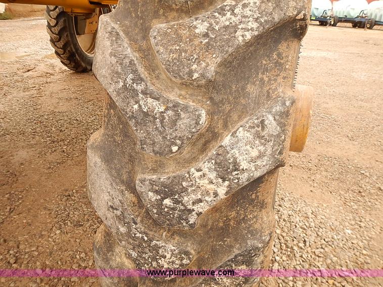 image for item J3077 2007 Ag-Chem RoGator 1074 self-propelled sprayer