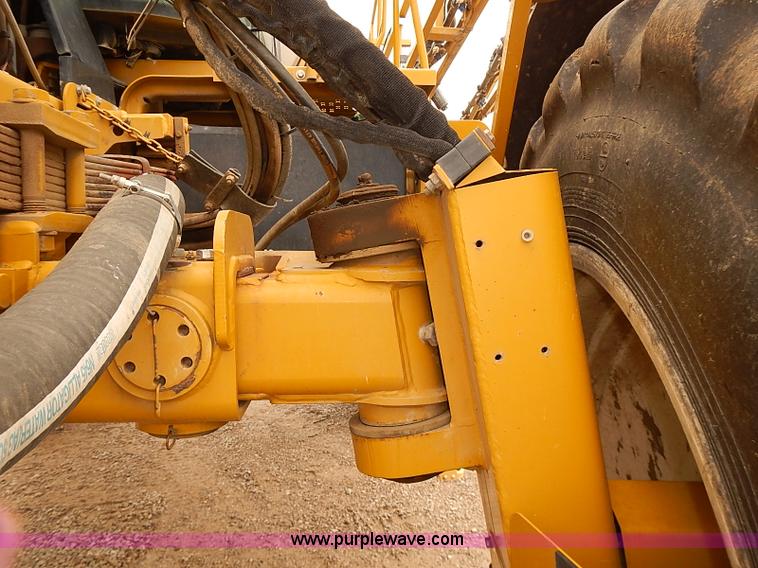 image for item J3077 2007 Ag-Chem RoGator 1074 self-propelled sprayer