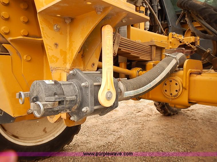 image for item J3077 2007 Ag-Chem RoGator 1074 self-propelled sprayer