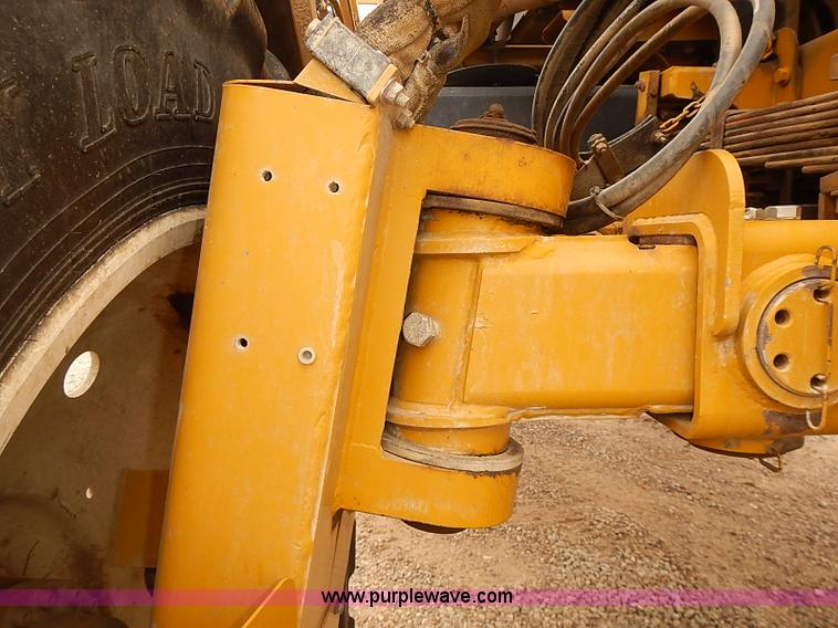 image for item J3077 2007 Ag-Chem RoGator 1074 self-propelled sprayer