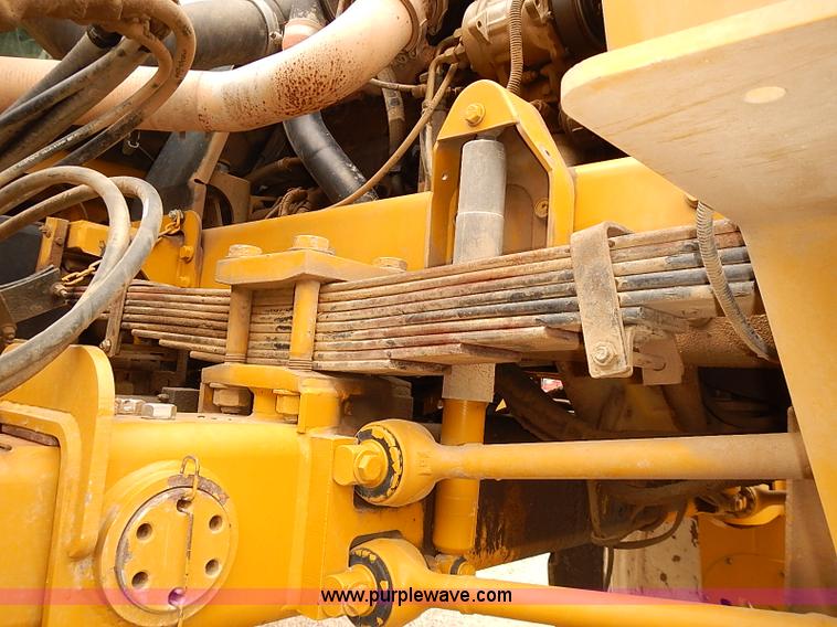 image for item J3077 2007 Ag-Chem RoGator 1074 self-propelled sprayer