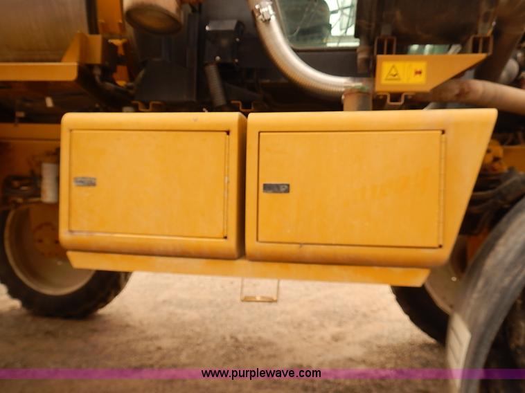 image for item J3077 2007 Ag-Chem RoGator 1074 self-propelled sprayer