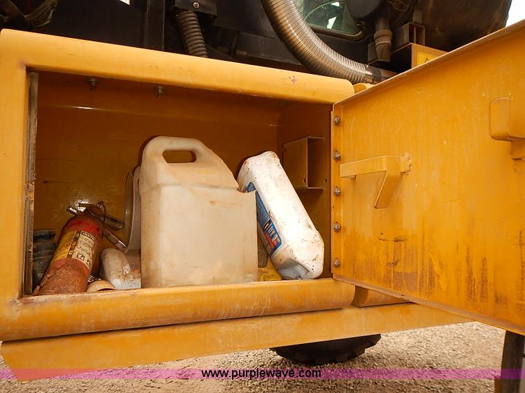 image for item J3077 2007 Ag-Chem RoGator 1074 self-propelled sprayer