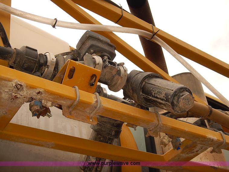 image for item J3077 2007 Ag-Chem RoGator 1074 self-propelled sprayer