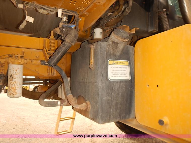 image for item J3077 2007 Ag-Chem RoGator 1074 self-propelled sprayer