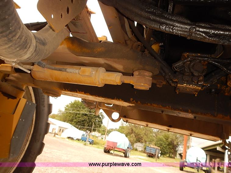 image for item J3077 2007 Ag-Chem RoGator 1074 self-propelled sprayer