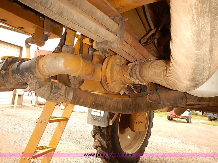 image for item J3077 2007 Ag-Chem RoGator 1074 self-propelled sprayer