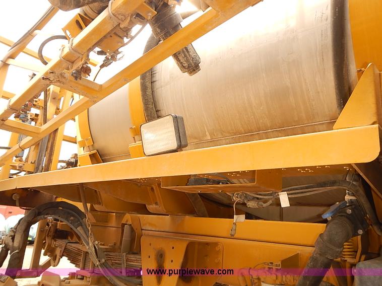 image for item J3077 2007 Ag-Chem RoGator 1074 self-propelled sprayer