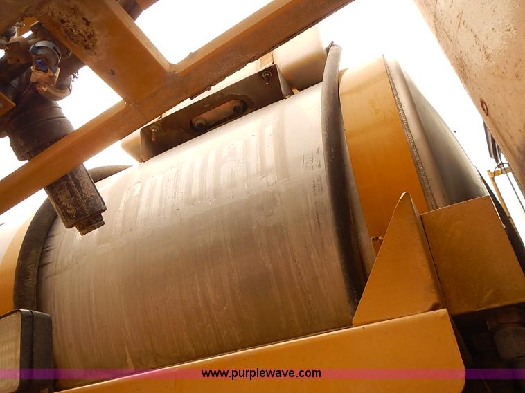 image for item J3077 2007 Ag-Chem RoGator 1074 self-propelled sprayer