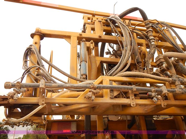 image for item J3077 2007 Ag-Chem RoGator 1074 self-propelled sprayer