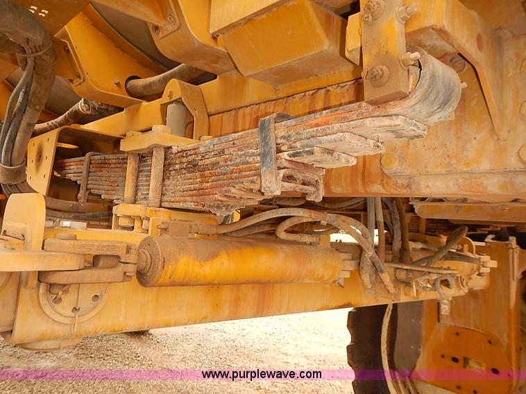 image for item J3077 2007 Ag-Chem RoGator 1074 self-propelled sprayer