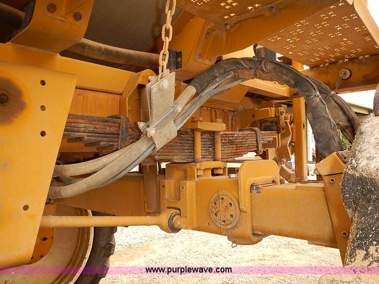 image for item J3077 2007 Ag-Chem RoGator 1074 self-propelled sprayer