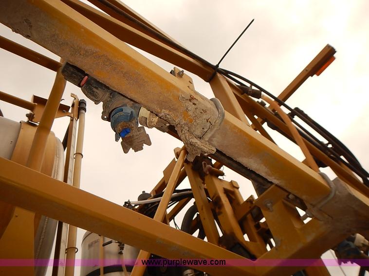 image for item J3077 2007 Ag-Chem RoGator 1074 self-propelled sprayer