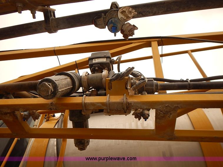 image for item J3077 2007 Ag-Chem RoGator 1074 self-propelled sprayer