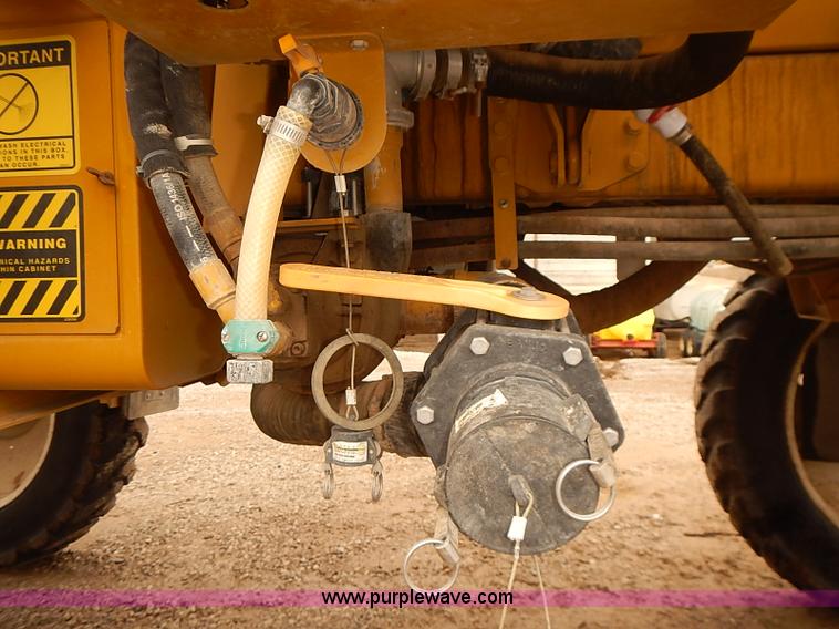 image for item J3077 2007 Ag-Chem RoGator 1074 self-propelled sprayer