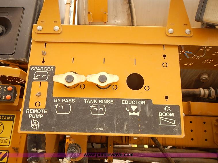 image for item J3077 2007 Ag-Chem RoGator 1074 self-propelled sprayer