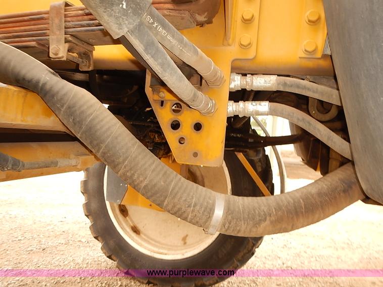 image for item J3077 2007 Ag-Chem RoGator 1074 self-propelled sprayer