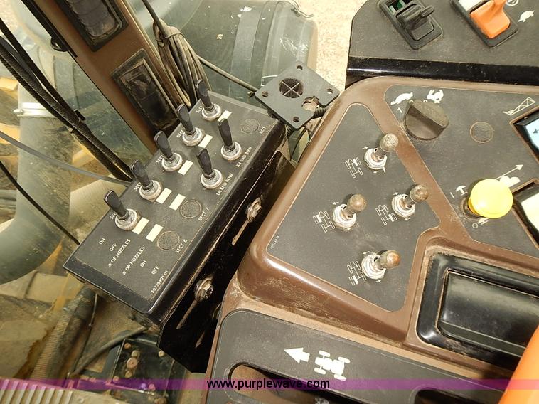 image for item J3077 2007 Ag-Chem RoGator 1074 self-propelled sprayer