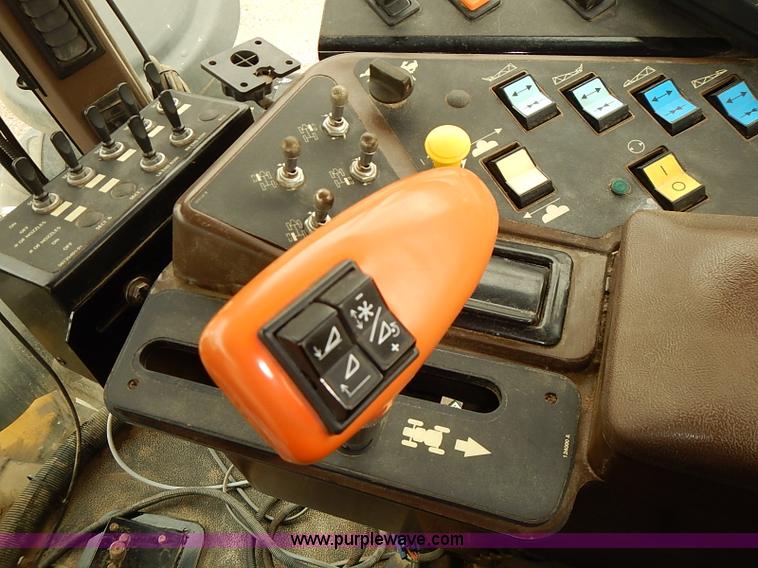 image for item J3077 2007 Ag-Chem RoGator 1074 self-propelled sprayer