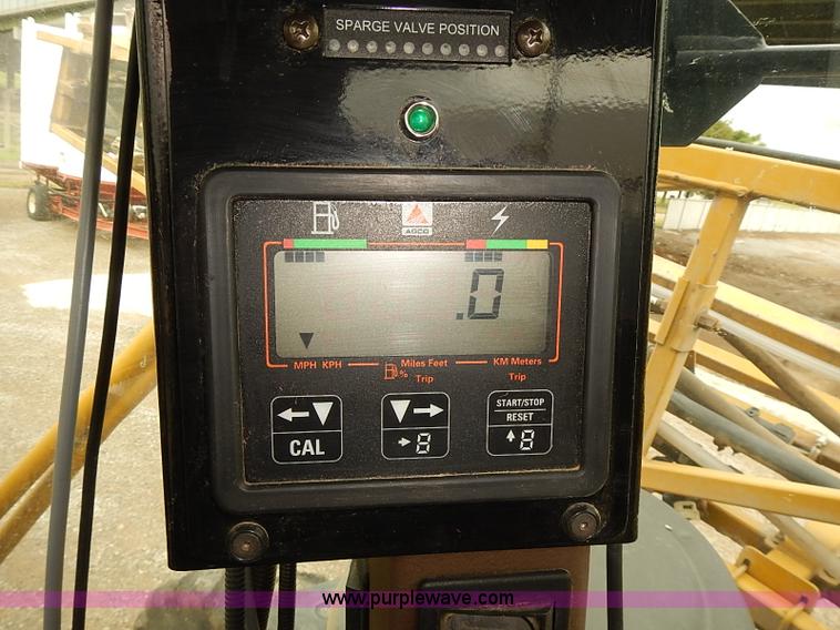 image for item J3077 2007 Ag-Chem RoGator 1074 self-propelled sprayer