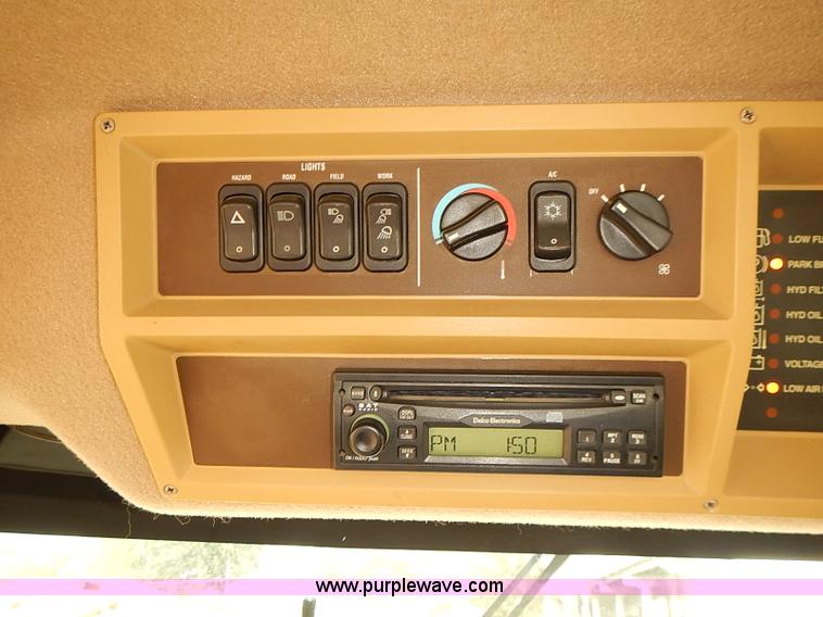 image for item J3077 2007 Ag-Chem RoGator 1074 self-propelled sprayer