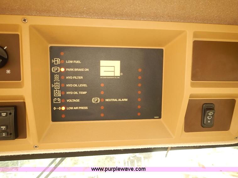 image for item J3077 2007 Ag-Chem RoGator 1074 self-propelled sprayer