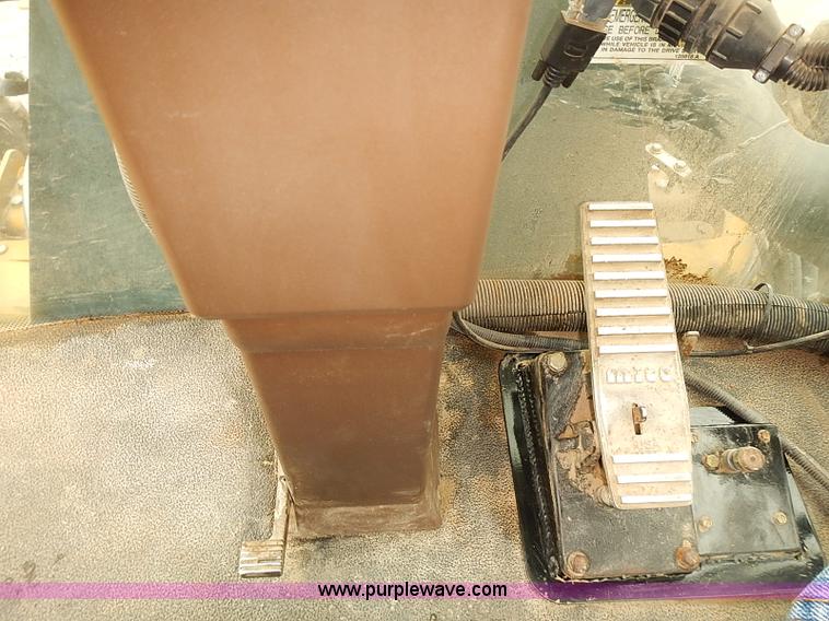 image for item J3077 2007 Ag-Chem RoGator 1074 self-propelled sprayer