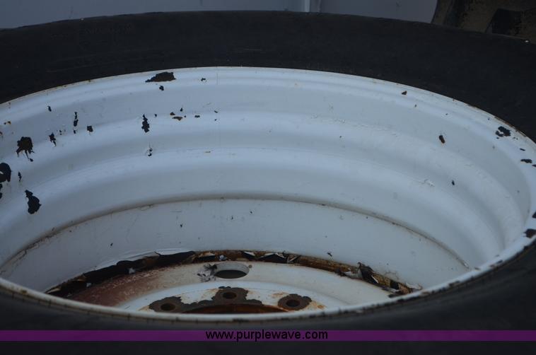 image for item J3077 2007 Ag-Chem RoGator 1074 self-propelled sprayer