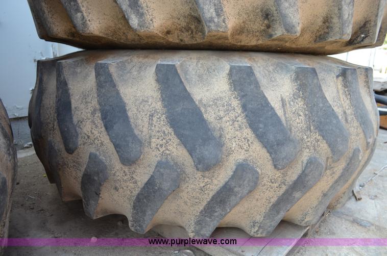 image for item J3077 2007 Ag-Chem RoGator 1074 self-propelled sprayer