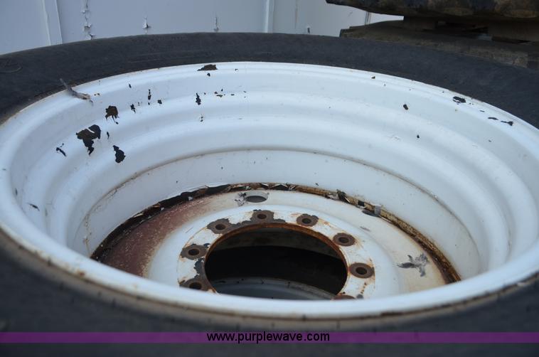 image for item J3077 2007 Ag-Chem RoGator 1074 self-propelled sprayer