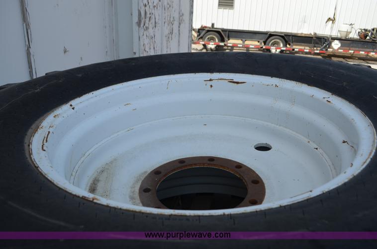 image for item J3077 2007 Ag-Chem RoGator 1074 self-propelled sprayer