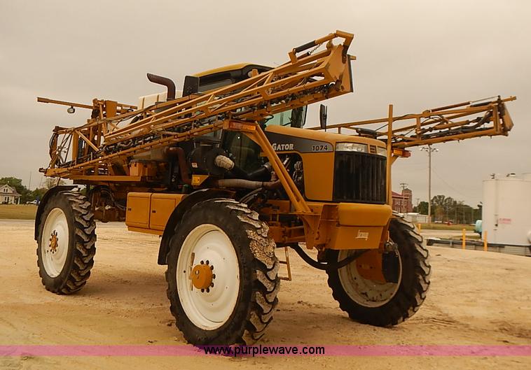 image for item J3106 2007 Ag-Chem RoGator 1074 self-propelled sprayer