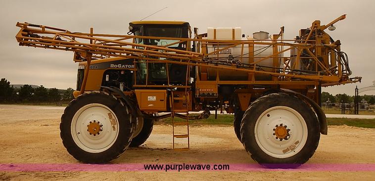 image for item J3106 2007 Ag-Chem RoGator 1074 self-propelled sprayer