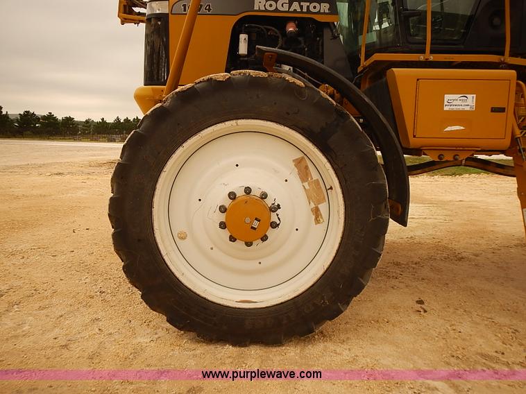 image for item J3106 2007 Ag-Chem RoGator 1074 self-propelled sprayer