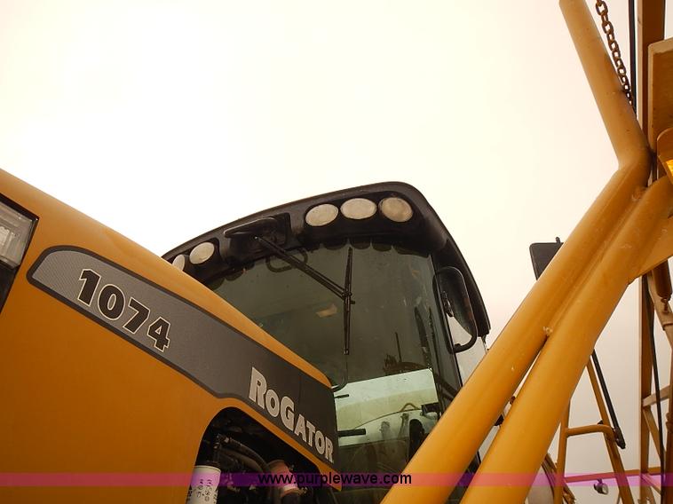 image for item J3106 2007 Ag-Chem RoGator 1074 self-propelled sprayer