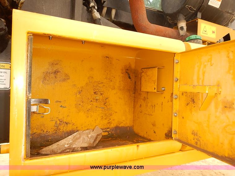 image for item J3106 2007 Ag-Chem RoGator 1074 self-propelled sprayer