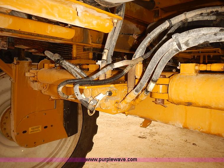 image for item J3106 2007 Ag-Chem RoGator 1074 self-propelled sprayer