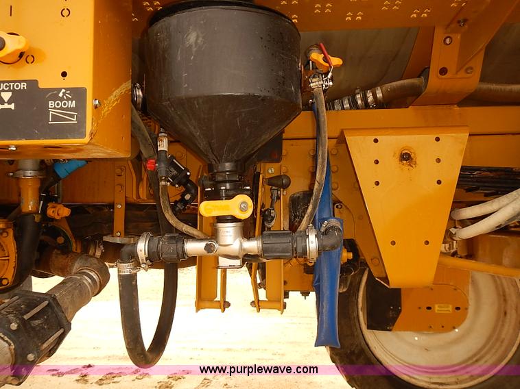 image for item J3106 2007 Ag-Chem RoGator 1074 self-propelled sprayer