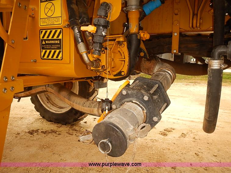 image for item J3106 2007 Ag-Chem RoGator 1074 self-propelled sprayer