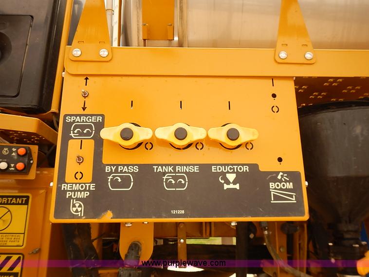 image for item J3106 2007 Ag-Chem RoGator 1074 self-propelled sprayer