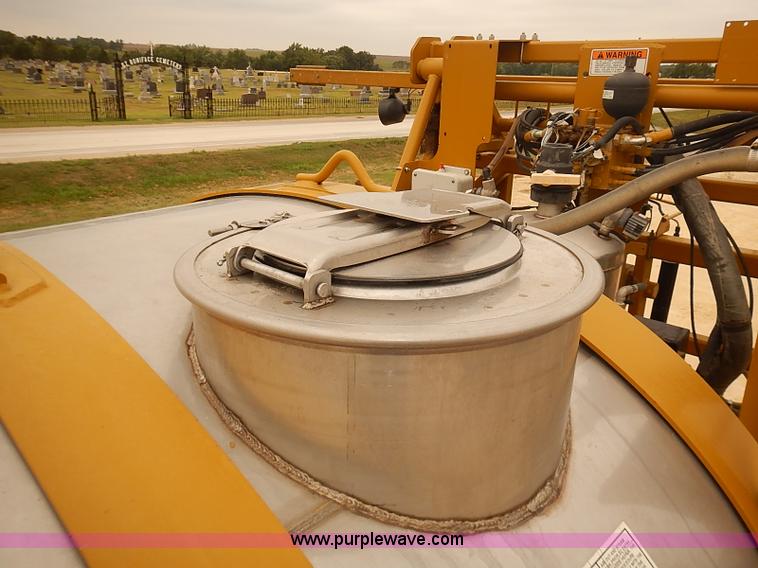 image for item J3106 2007 Ag-Chem RoGator 1074 self-propelled sprayer