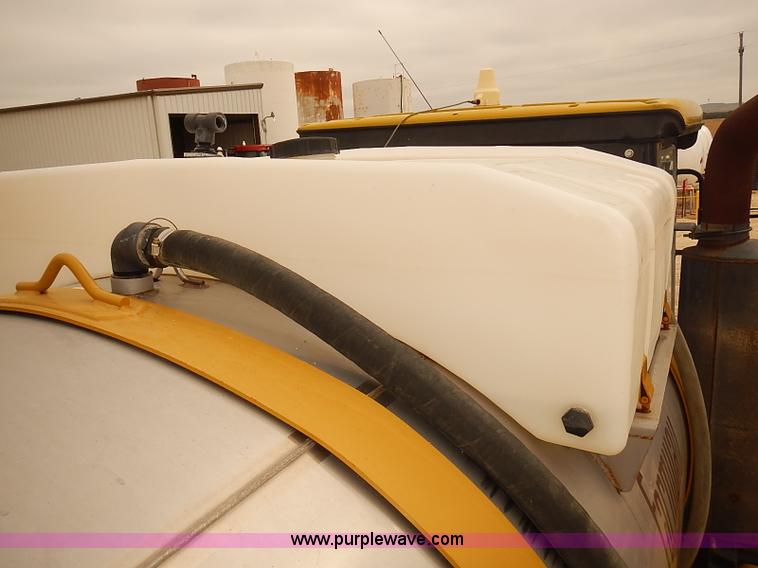 image for item J3106 2007 Ag-Chem RoGator 1074 self-propelled sprayer